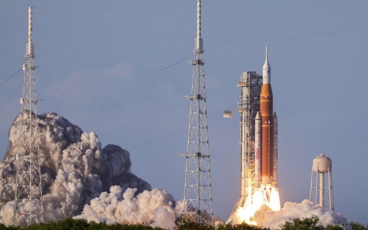 Ракета Artemis II з чотирма астронавтами стартувала до місячної орбіти 