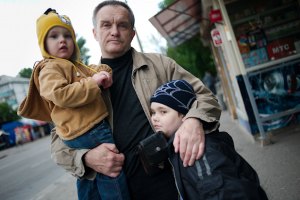 Янукович уравнял права одиноких отцов с одинокими матерями