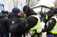 Возле Софийского собора задержали двух мужчин с холодным оружием
