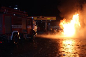 Під Києвом пожежники цілу ніч боролися з вогнем на автозаправці