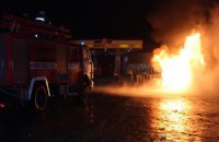 Под Киевом пожарные всю ночь боролись с огнем на автозаправке