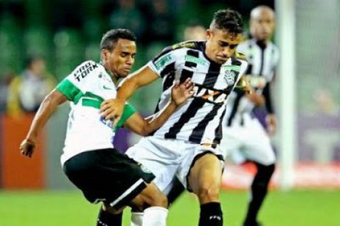 В чемпионате Бразилии игрок нанес сокрушительный удар ногой по голове фаната