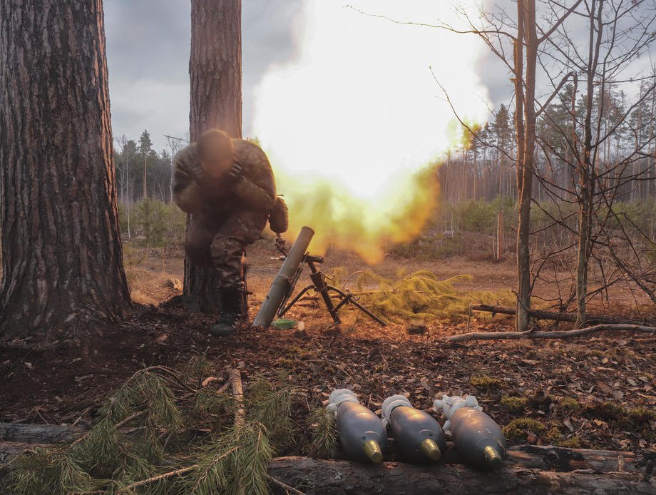 Український військовослужбовець веде вогонь з міномета на позиціях неподалік Києва, 30 березня 2022 р.