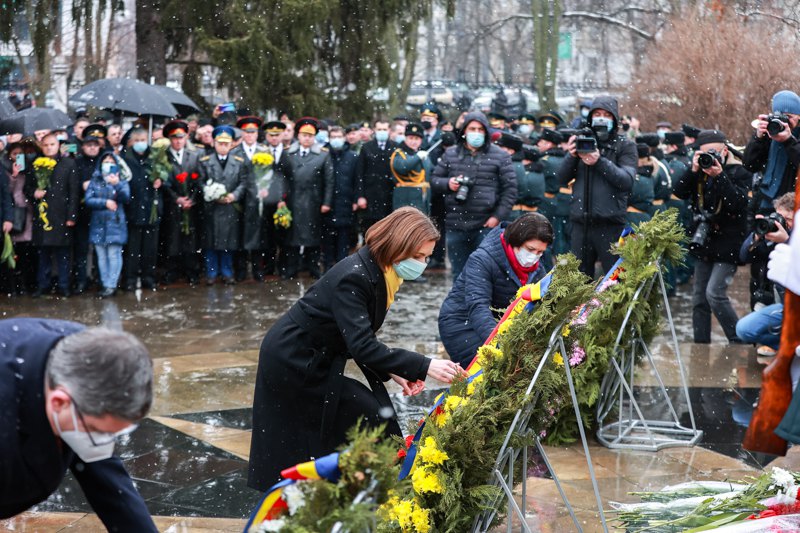 Мая Санду, президент Молдови, покладає квіти до пам'ятника загиблим у Придністровському конфлікті.