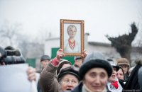 Сторонники пытаются передать рождественский каравай для Тимошенко