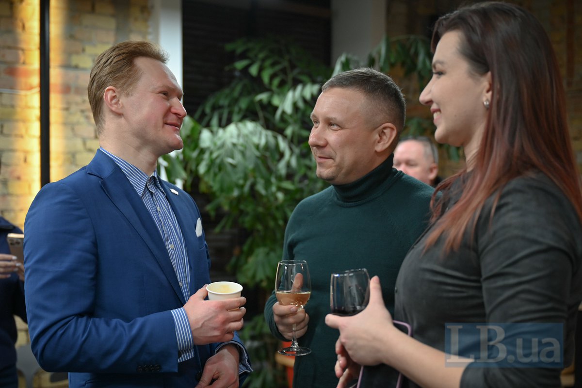 Дмитро Купира, ГО «Життя» (ліворуч), директор Центру журналістики Андрій Яніцький (у центрі) і редакторка відділу «Здоровʼя»
<i>LB.ua</i> Ірина Андрейців (праворуч)