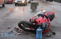 ДТП в Киеве: столкнулись мотоцикл Honda и автомобиль Volkswagen
