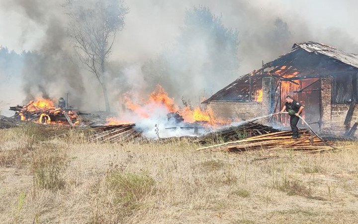 На Чернігівщині через артобстріл РФ згоріла майже половина села 