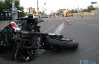 Мотоцикліст та його пасажир загинули в Києві після зіткнення з вантажівкою