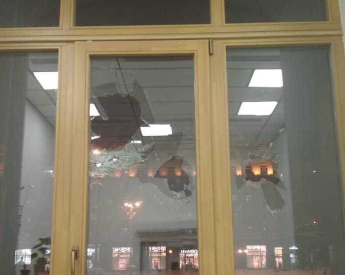 В здании КГГА разбили окно