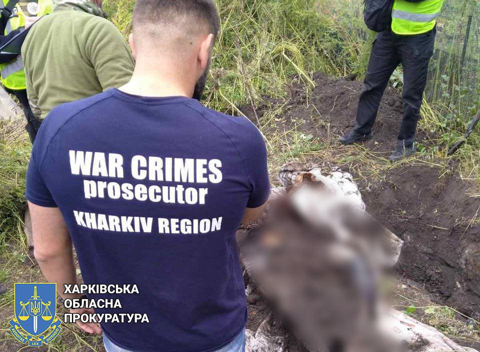 Фіксація злочинів у звільненому від окупантів селі на Харківщині, де виявлено тіла мирних мешканців зі слідами катувань. 