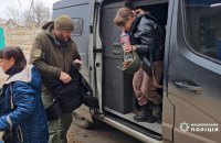 Поліцейські евакуювали з Костянтинівки дві родини з трьома дітьми