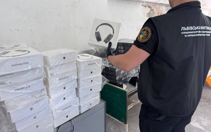 Мешканець Львівщини намагався ввезти до України партію техніки Apple і Samsung на 3 млн грн 