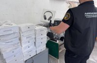 Мешканець Львівщини намагався ввезти до України партію техніки Apple і Samsung на 3 млн грн 