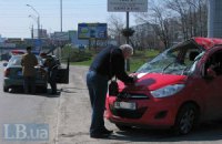Тройное ДТП в Киеве: Hyundai перевернулся на крышу и вылетел на тротуар
