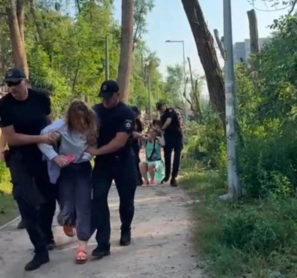 Поліція виводить силою жінок з місця рубки. Саме цим фото проілюструвала свій допис правозахисниця Матвійчук.