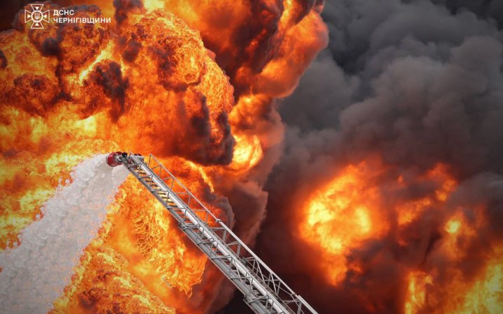 РФ обстріляла інфраструктуру на Чернігівщині: спалахнули масштабні пожежі