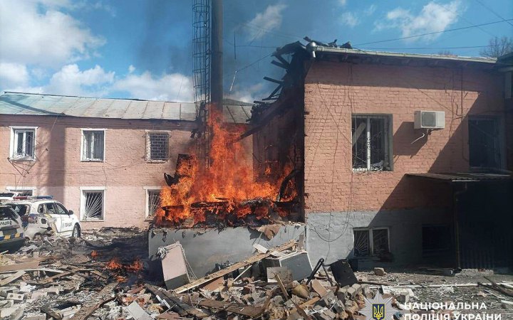 Росіяни дронами вдарили по Прилуках. Була пожежа на території райвідділку поліції