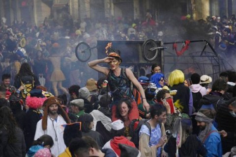 В Марселе полиция разогнала около 6 500 человек, собравшихся на карнавал без масок