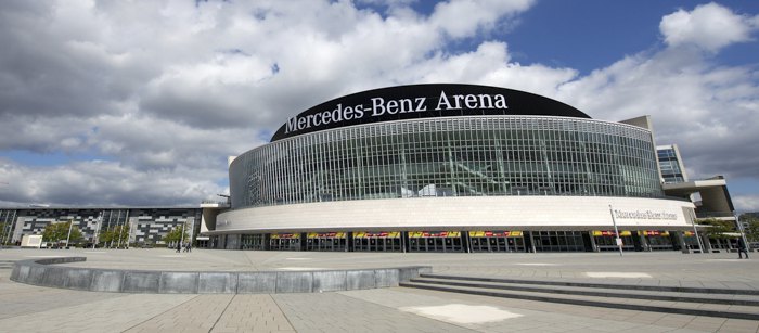Здание крытого стадиона Mercedes-Benz Arena