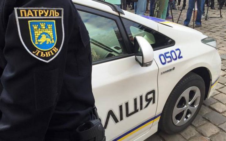 На Львівщині пасажир авто та водій під наркотиками намагались відкупитися від патрульних мангалом