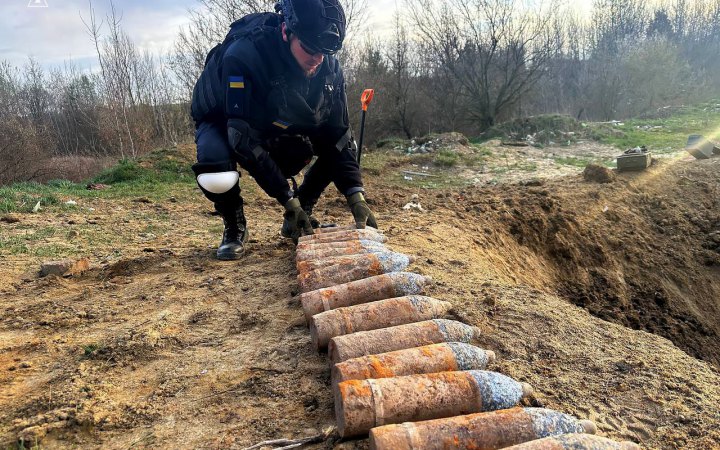 На Волині чоловік знайшов на полі підозрілий предмет. Згодом рятувальники виявили 60 снарядів часів Другої світової