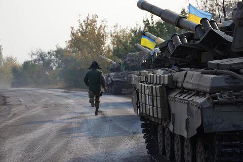 На Донецком направлении начали отводить танки