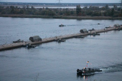 В Беларуси развернули понтонный мост через реку у границы с Украиной 