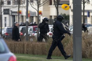 Чоловік, який захопив заручників під Парижем, здався поліції