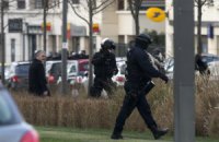 Чоловік, який захопив заручників під Парижем, здався поліції