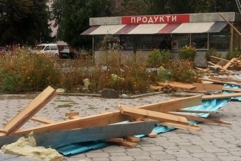 У Житомирській області сильний вітер зірвав дах з магазину