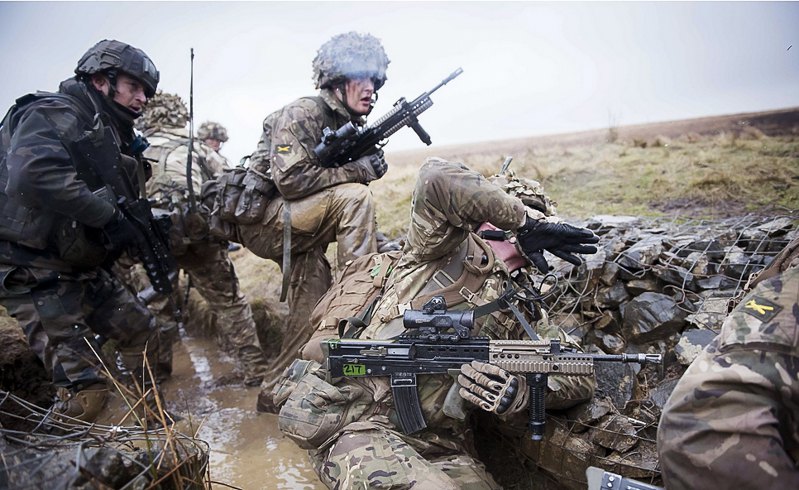 Британські піхотинці першого батальйону полку герцога Ланкастерського під час спільних тренувань з бійцями другого полку Французького іноземного легіону, червень 2014.
