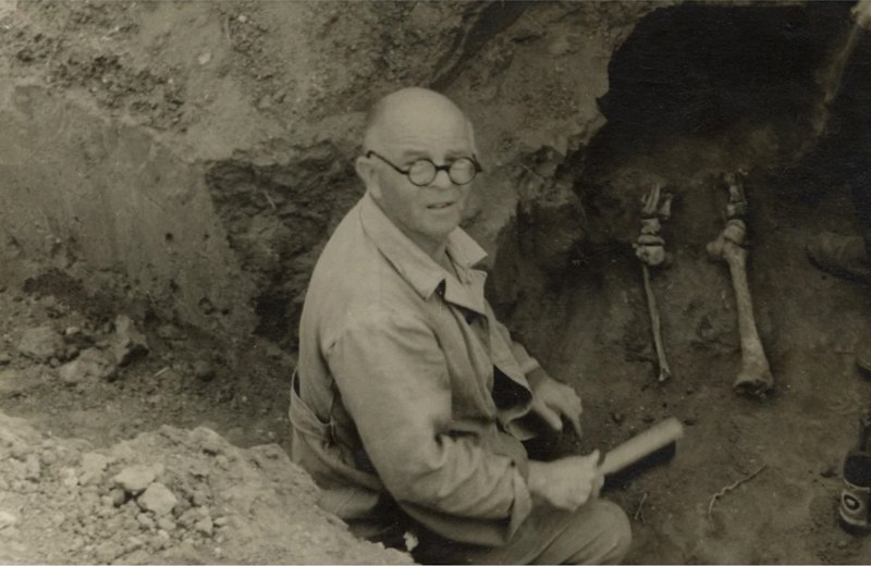 Віктор Петров під час археологічних розкопок