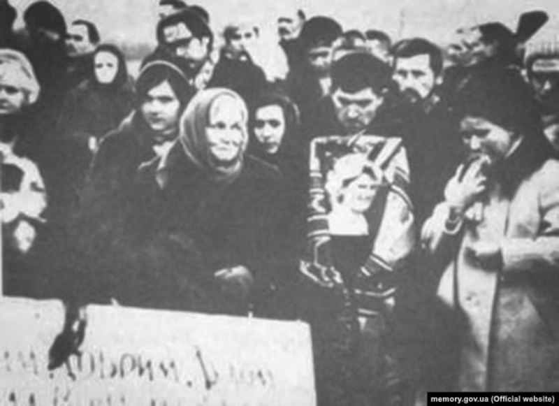 Василь Стус із портретом Алли Горської на її похороні. 7 грудня 1970 року