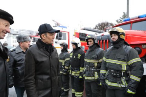 У РФ губернатор змусив пожежного підстрибувати за ключами від нової службової машини