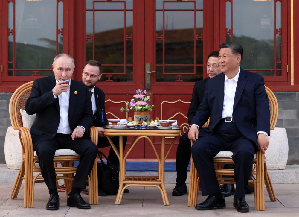 Путін і Сі Цзіньпін під час неформальної зустрічі в Пекіні, Китай, 16 травня 2024 р.