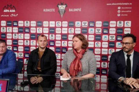 Зозуля вынужден отбиваться от обвинений футбольных фанов в нацизме: форвард дал пресс-конференцию