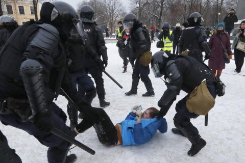 Україна закликала до санкцій проти Росії за "брутальне насильство" під час розгону акцій протесту