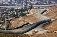 В США тестируют прототипы стены на границе с Мексикой