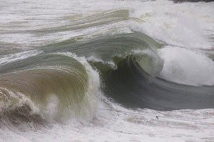В Мексике огромная волна унесла в океан туристов