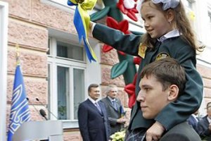 Сегодня для украинских школьников прозвучит "последний звонок"