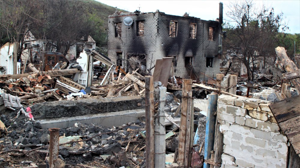 Знищені окупантами будинки місцевих жителів.