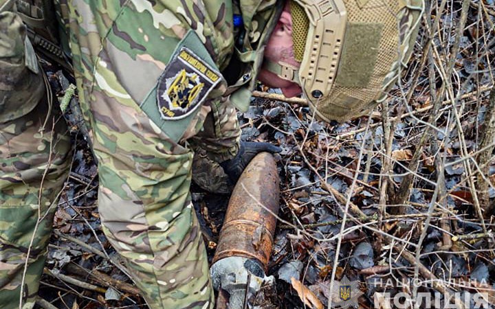 На Сумщині вибухотехніки знешкодили російський танковий снаряд 