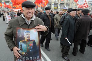 Коммунисты прошли по Киеву с портретом Сталина