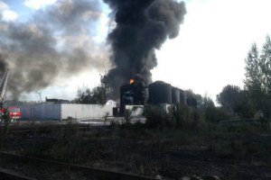 На нефтебазе под Васильковом до сих пор горит один резервуар