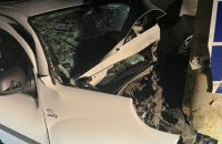 У Харкові легковик влетів у стовп. Водій загинув, троє пасажирів травмовані