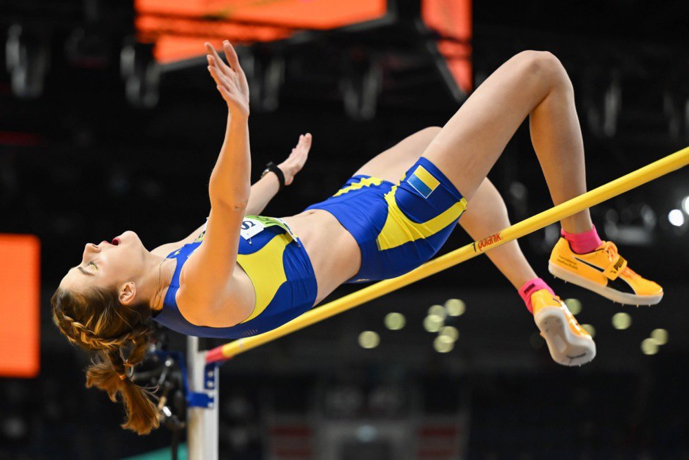 Ярослава Магучіх під час стрибка на ЧС у приміщенні
