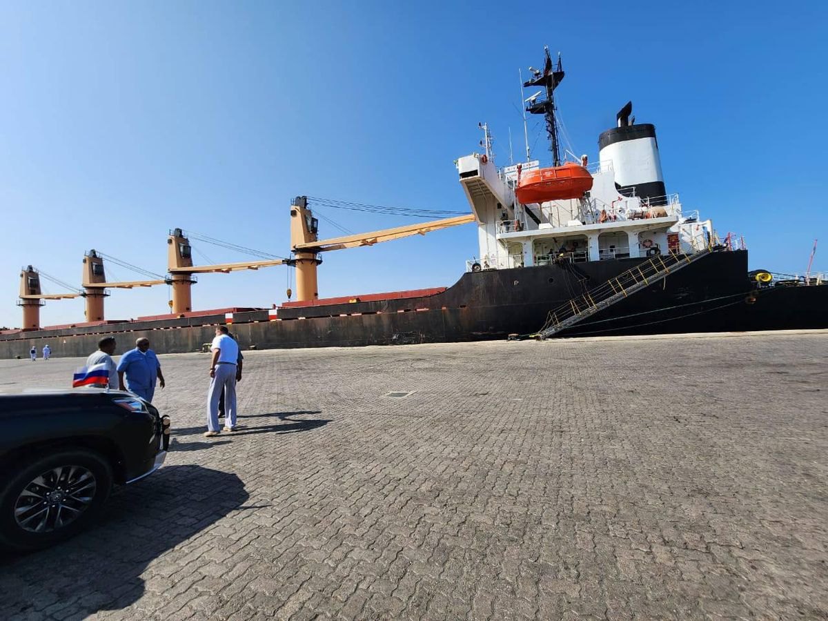 Балкер Lugano у порту Массава, який 4 січня 2024 року доставив до Еритреї 25 000 тонн російського зерна.