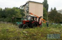 Киевляне пытаются остановить вырубку деревьев возле Киевского зоопарка (ОБНОВЛЕНО)