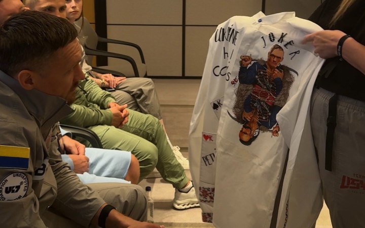 Усику подарували унікальну вишиванку перед боєм проти Дюбуа